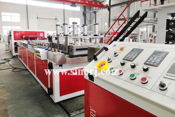 PVC門(mén)板生產(chǎn)線正在安裝中